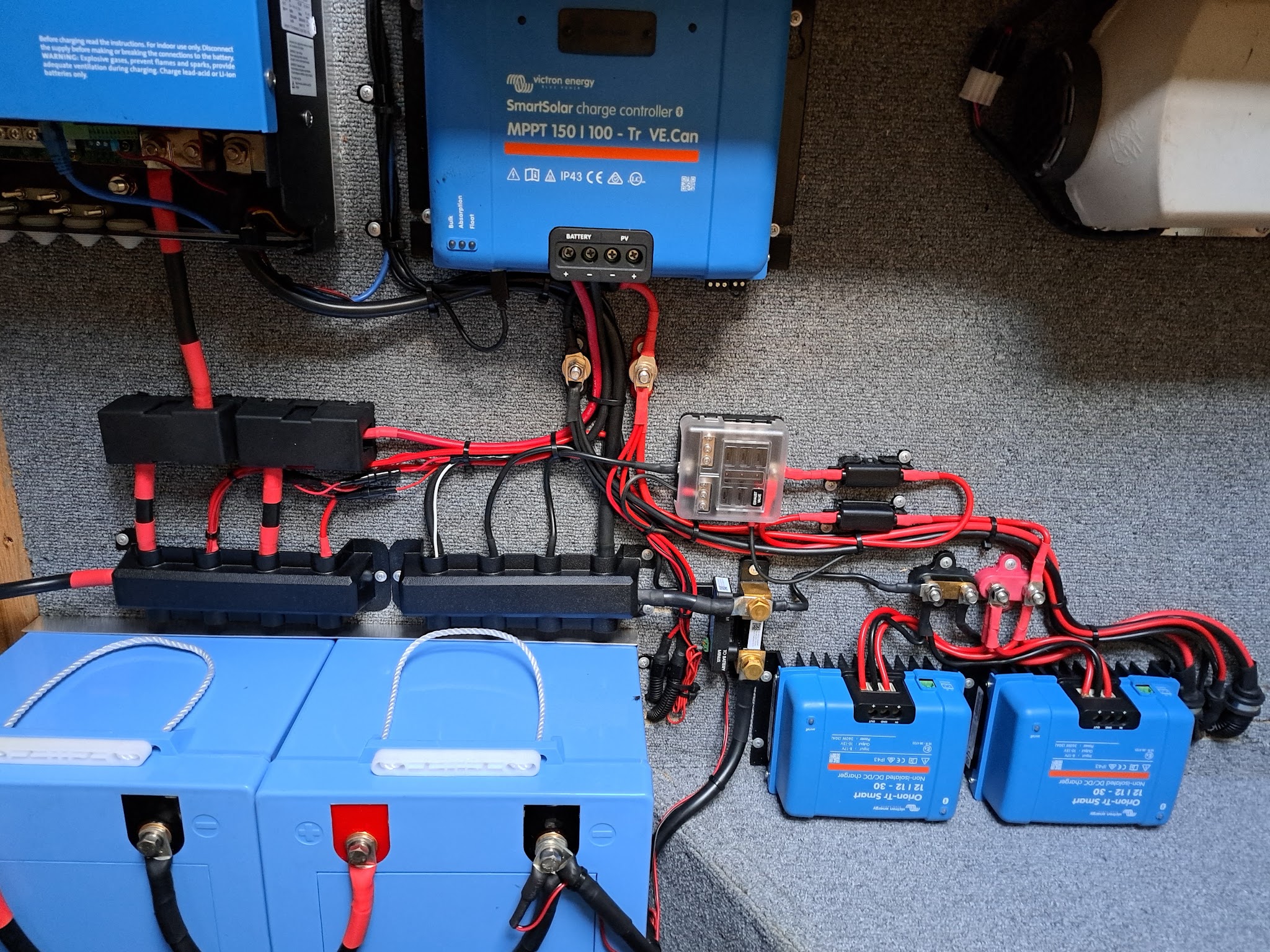 A finished 12V system in a caravan: Victron SmartSolar MPPT charge controller, two Orion-Tr DC-DC chargers, lithium batteries, busbars and fusing